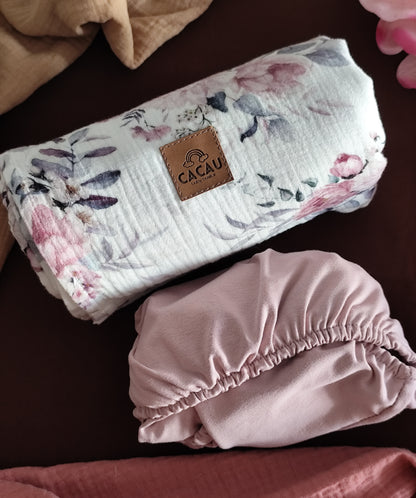 Conjunto Lençol Lilás e Swaddle Peónias